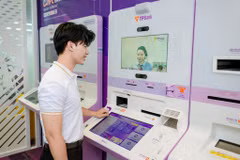 Клиенты пользуются услугами LiveBank 24/7 Акционерного коммерческого банка «Тьенфонг». Фото: TPBank