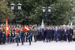 Генеральный секретарь, Президент государства То Лам и его супруга вместе с делегацией высокого уровня Вьетнама возлагают цветы к Мемориалу Неизвестного Солдата в столице России Москве. Фото: ВИА