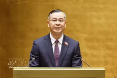 Министр финансов Нго Ван Туан представляет доклад о разъяснении, учёте замечаний и внесении изменений в проект резолюции Национального собрания об одобрении инвестиционной политики Национальной целевой программы по развитию культуры и социальной сферы, сельских районов, этнических меньшинств и горных районов на 2026–2035 годы. Фото: ВИА