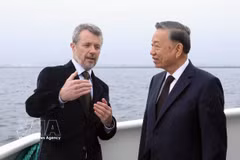 Король Дании Фредерик X рассказывает Генеральному секретарю, Президенту государства То Ламу о проекте искусственного полуострова Линеттехольм во время поездки на корабле к острову. Фото: ВИА