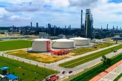 Один из видов нефтеперерабатывающего и нефтехимического завода Нгишон в провинции Тханьхоа. (Фото: nhandan.vn)