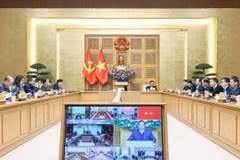 Премьер-министр Правительства Фам Минь Тьинь председательствует на заседании. (Фото: ВИА)