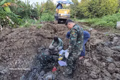 Отряд K91 обнаруживает и эксгумирует останки павших бойцов на участке дурианового сада местного жителя в деревне Биньхоа, общине Нгухйеп, провинция Донгтхап. Фото: ВИА.