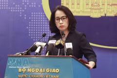 Официальный представитель Министерства иностранных дел Вьетнама Фам Тху Ханг отвечает на вопросы журналистов. Фото: ВИА