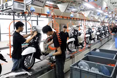 Производственная линия на предприятии умного производства Yadea Vietnam с объемом инвестиций более 100 млн долларов США в промышленной зоне Танхынг, провинция Бакнинь. Фото: ВИА