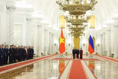 Президент Российской Федерации Владимир Путин проводит официальную церемонию встречи Генерального секретаря, Президента государства То Лама, его супруги и делегации высокого уровня Вьетнама, прибывших с государственным визитом в Российскую Федерацию. Фото: ВИА