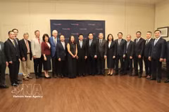 Заместитель Премьер-министра Нгуен Ван Тханг и рабочая делегация фотографируются с американскими профессорами. Фото: ВИА