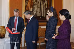 Король Фредерик X вручает Генеральному секретарю, Президенту государства То Ламу Орден Слона (Order of the Elephant) — высший орден Королевства Дания. Фото: ВИА