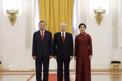 Президент Российской Федерации Владимир Путин с Генеральным секретарём, Президентом государства То Ламом и его супругой. Фото: ВИА