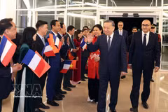 Сотрудники Посольства и представители вьетнамской общины во Франции приветствуют Генерального секретаря, Президента государства То Лама и его супругу. Фото: ВИА