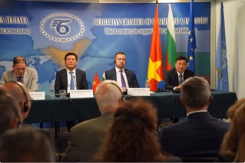 На переговорах по торговому и инвестиционному сотрудничеству между Вьетнамом и Болгарией (Фото: ВИA)