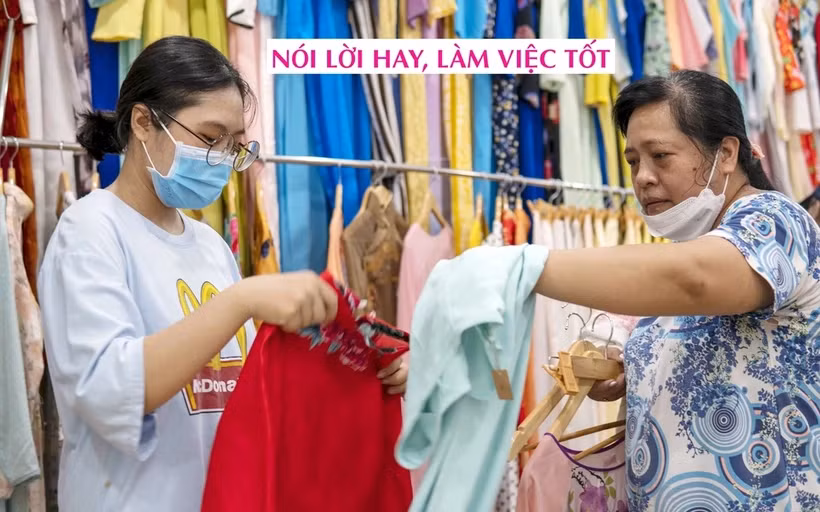 Женщины выбирают аозай в магазине. (Фото: phunuvietnam.vn)