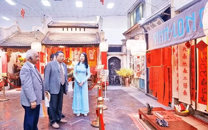 Посетители в императорской цитадели Тханглонг в Ханое (Фото: nhandan.vn) 