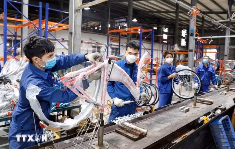 Рабочие собирают велосипеды в акционерном обществе Thong Nhat Hanoi (Фото: ВИA)