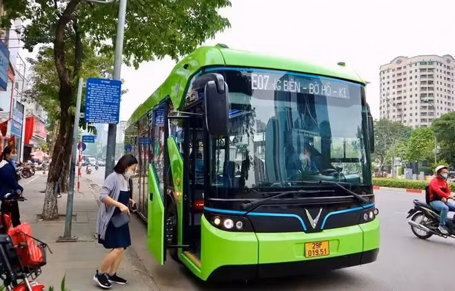 Автобус Vinbus в городском районе Vinhomes Smart City (Фото: ВИA)