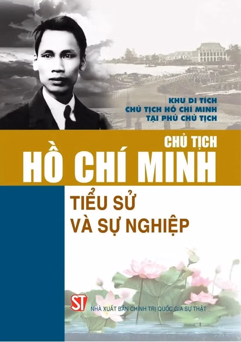 Двуязычная книга на вьетнамском и английском языках «Президент Хо Ши Мин - биография и карьера». (Фото: ВИА)