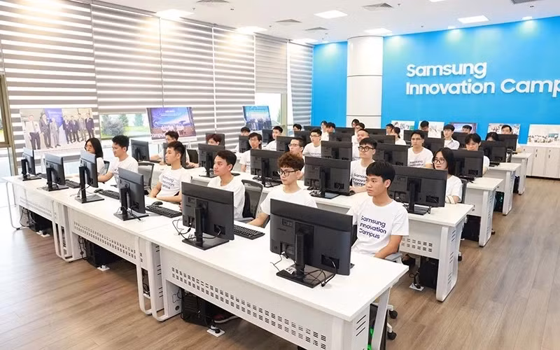 3 мая в Ханое Национальный инновационный центр Вьетнама (NIC) и компания Samsung Vietnam официально объявили о начале программы развития технологических талантов под названием «Инновационный кампус Samsung (SIC)» на 2023-2024 учебный год. (Фото: газета «Нянзян») 