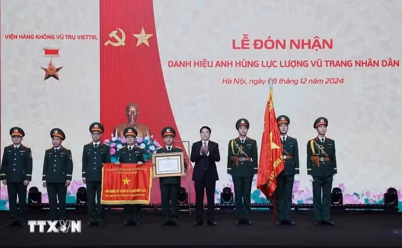 Президент государства Лыонг Кыонг (четвертый справа) вручает звание Героя народных вооруженных сил Аэрокосмическому институту Viettel, входящему в группу военной промышленности и телекоммуникаций Viettel, на церемонии 9 декабря в Ханое. (Фото: ВИA)