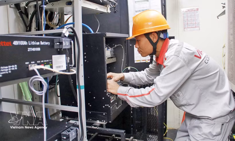 Сотрудники Viettel Бакнинь проверяют оборудование на базовой станции BTS 5G на территории квартала Тантьен. Фото: ВИА.