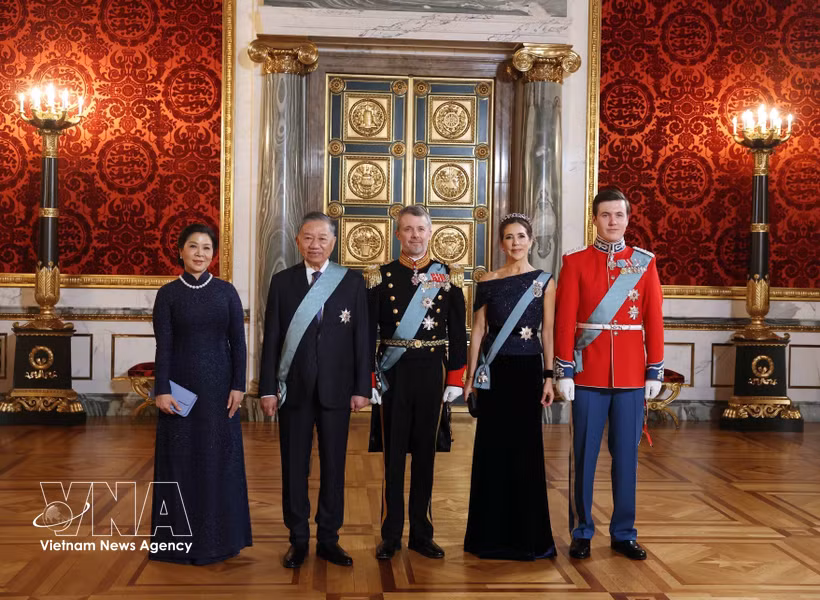 Генеральный секретарь ЦК КПВ, Президент То Лам и его супруга Нго Фыонг Ли вместе с Королём Дании Фредериком X, Королевой Мэри и наследным принцем Кристианом фотографируются на память. Фото: ВИА.