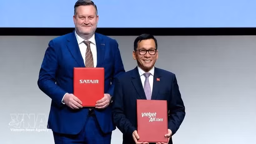 Представители Vietjet и Satair обмениваются меморандумом о стратегическом взаимопонимании, направленным на расширение сотрудничества в области авиационных цепочек поставок, управления материальными ресурсами, а также решений для эксплуатации и технического обслуживания воздушных судов. Фото: ВИА.