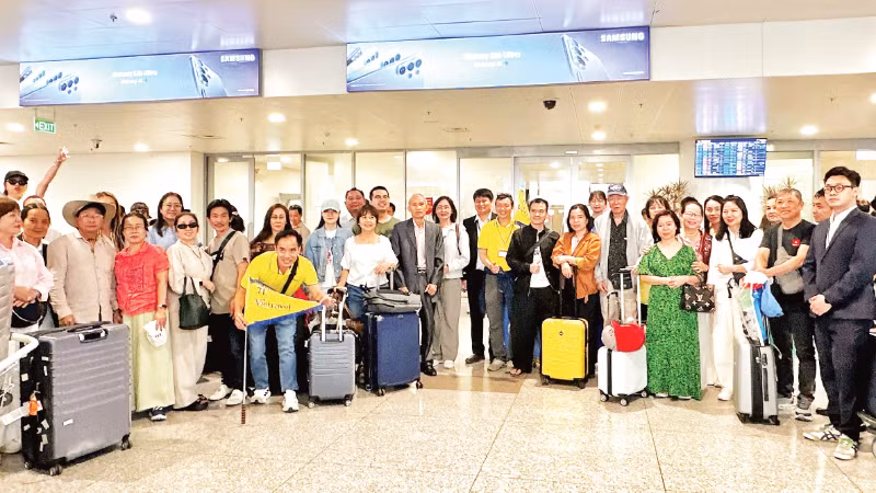 Все вьетнамские туристы компании Vietravel из региона Ближнего Востока во второй половине дня 4 марта благополучно прибыли в Международный аэропорт Нойбай (Ханой). Фото: nhandan.vn.
