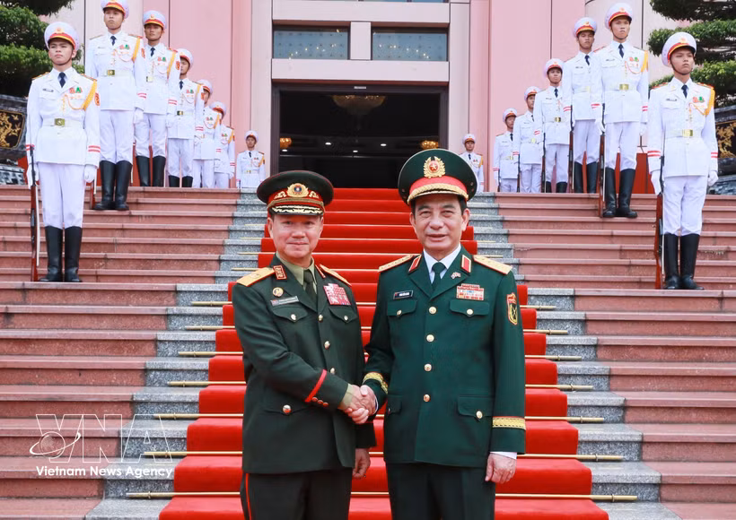 Генерал армии, заместитель Премьер-министра Правительства, министр обороны Фан Ван Зянг и генерал армии, заместитель Премьер-министра Правительства, министр обороны Кхамлианг Утхакхайсон на церемонии встречи. Фото: ВИА.