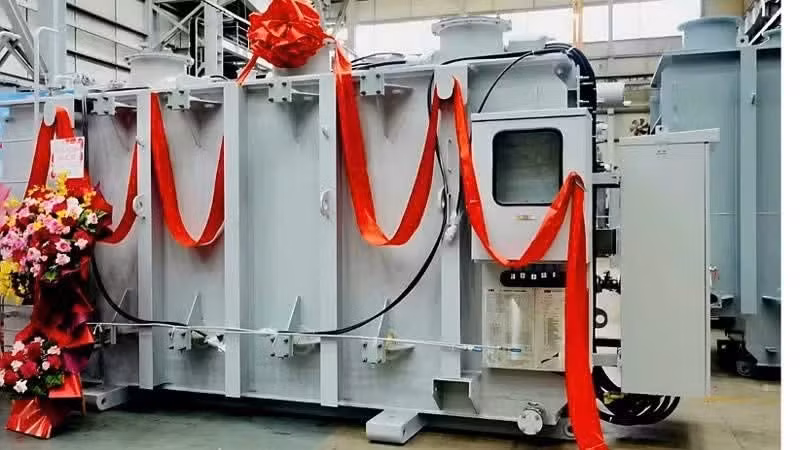 Фото: акционерная компания Cam Pha Electrical Equipment отправляет первую партию трансформаторов на Филиппины 28 октября 2026 года. Источник: QMG.