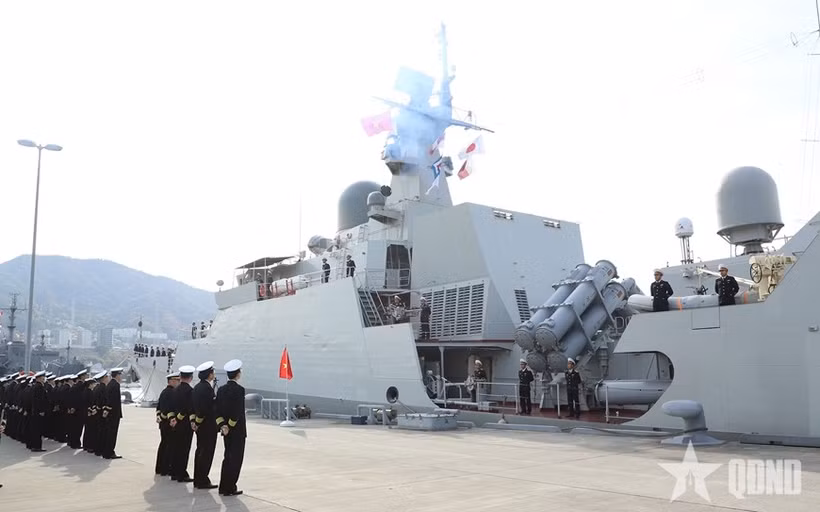 Офицеры и матросы на военно-морской базе Курэ приняли участие в церемонии проводов корабля 015 «Чан Хунг Дао».