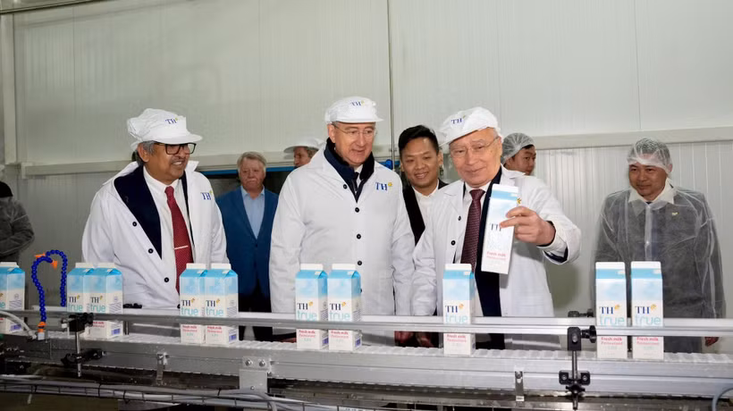 Председатель Совета директоров TH и губернатор Калужской области посетили производственную линию завода. (Фото: Vietnam+)