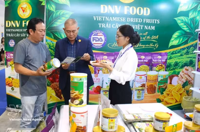 Посетители знакомятся с продукцией на выставке. Фото: ВИА.