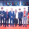 Руководители Vietjet Air и члены экипажа фотографируются с гостями на церемонии открытия нового маршрута. (Фото: ВИА)