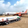 Petrolimex Aviation поставляет экологически чистое авиационное топливо (SAF) для рейсов Vietjet. (Фото: baochinhphu.vn)