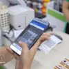 Покупатель оплачивает покупку с помощью QR-кода. За первые восемь месяцев года объем платежей по QR-кодам достиг 10,6 млрд долларов США. (Фото: ВИА)