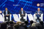 Заместитель премьер-министра Ле Тхань Лонг (в центре) выступает на церемонии открытия 28-го Петербургского международного экономического форума (ПМЭФ) 19 июня 2025 года. (Фото: ВИА)