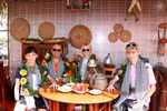 Туристы фотографируются в пространстве «Старая кухня», воссоздающем традиционный быт жителей Южного Вьетнама. Фото: ВИА.