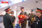 Руководство Командования столицы Ханоя встретило и вручило цветы в знак приветствия группе российских военнослужащих, прибывших во Вьетнам. Фото: ВИА.