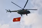 Государственный флаг развевается в небе. Фото: ВИА.