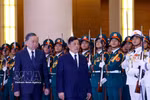 Генеральный секретарь ЦК КПВ, Президент Вьетнама То Лам и Король Таиланда Маха Вачиралонгкорн Пхра Вачираклаочаоюхуа принимают смотр почетного караула Вьетнамской народной армии. Фото: Тхонг Нят — ВИА