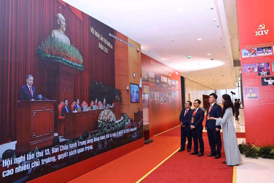 Фотовыставка ВИА освещает новую эпоху страны под руководством Партии | Vietnam+ (VietnamPlus)