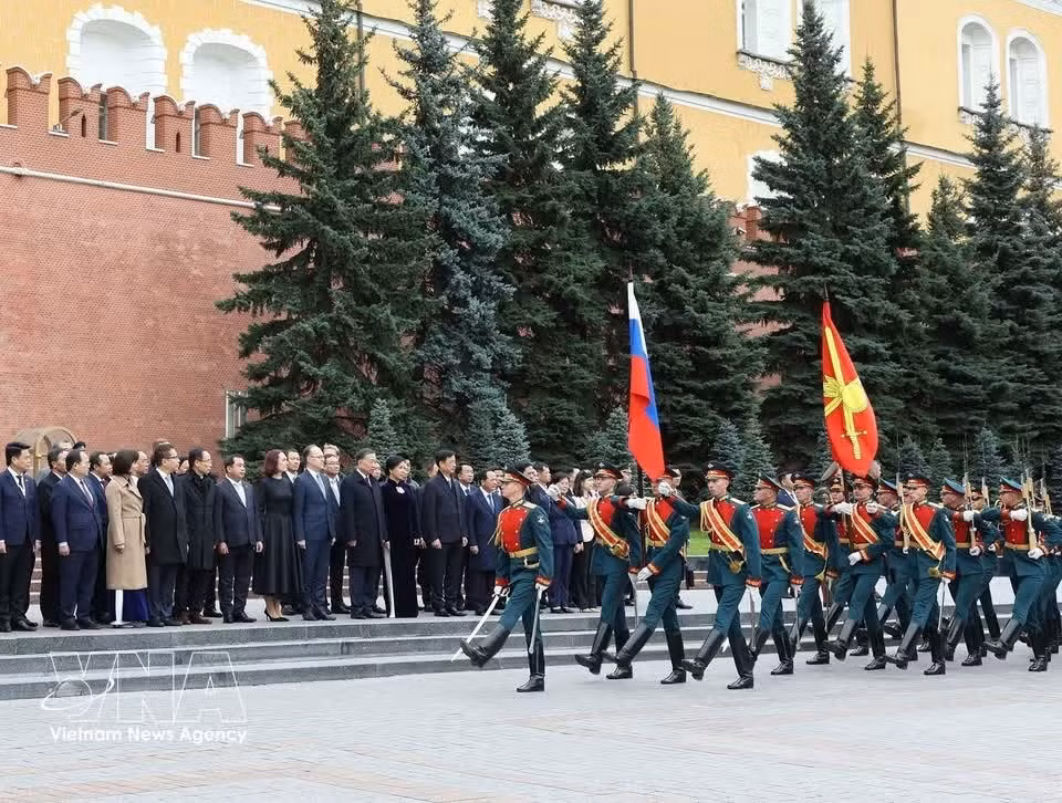 Почетный караул проходит торжественным маршем во время церемонии возложения венка к Могиле Неизвестного Солдата. (Фото: Тхонг Нят/ВИА)