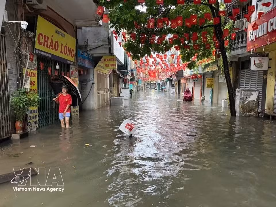 Сильное подтопление в переулке № 154 на улице Нгоклам, квартал Боде. (Фото: ВИА)