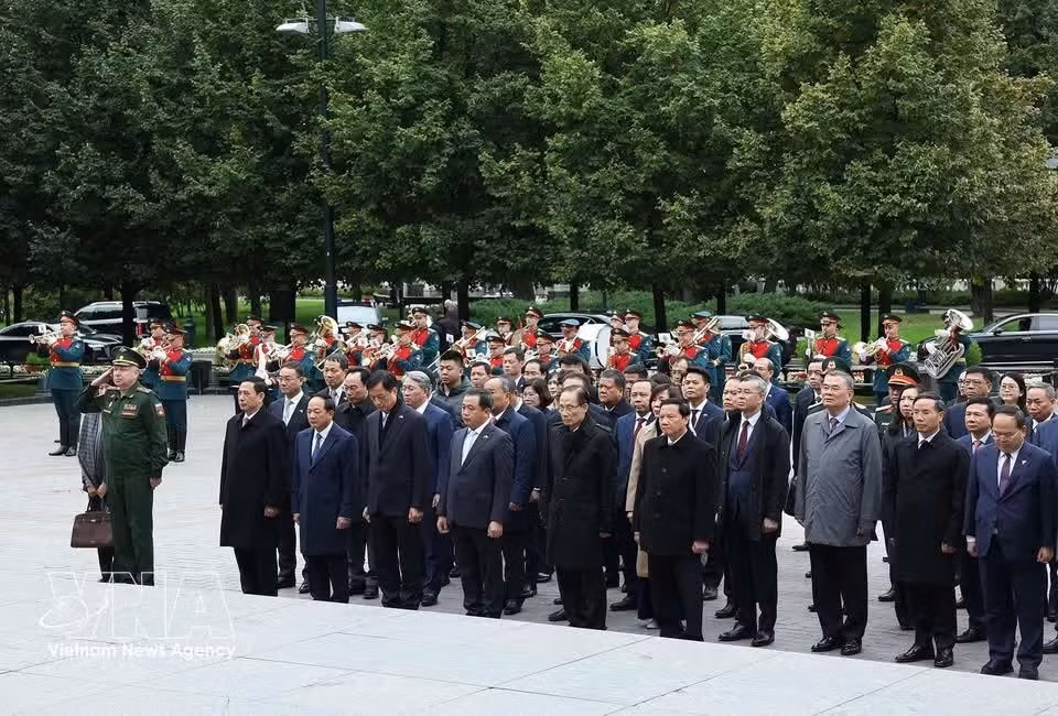 Высокопоставленная вьетнамская делегация принимает участие в церемонии возложения венка к Могиле Неизвестного Солдата в Москве. (Фото: Тхонг Нят/ВИА)