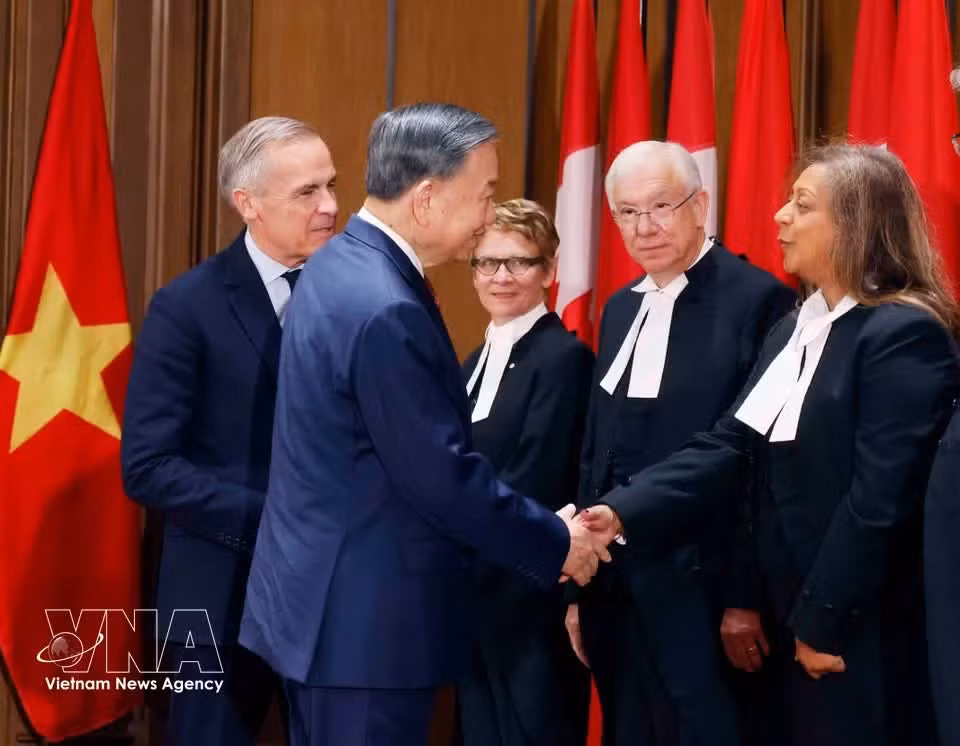 Генеральный секретарь ЦК КПВ, Президент Вьетнама То Лам с членами канадской делегации. Фото: ВИА.