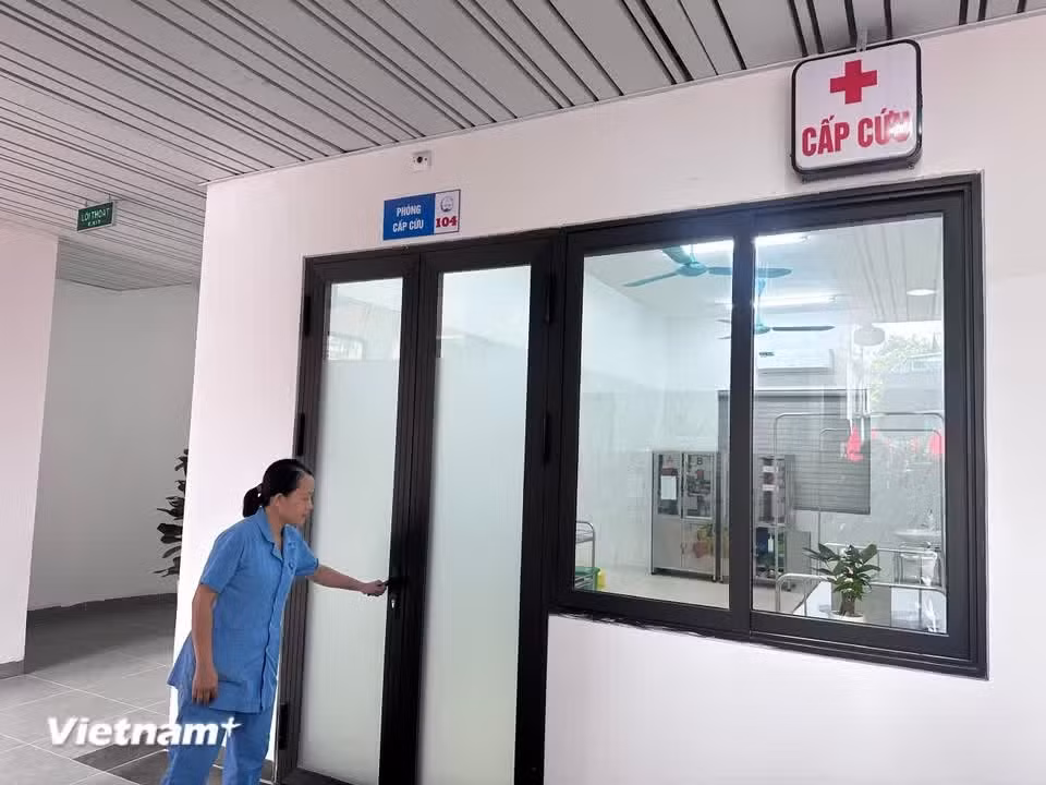 Палата неотложной помощи в Центре дневного ухода за пожилыми людьми квартала Лонгбиен. (Фото: Тхюи Зянг/Vietnam+)
