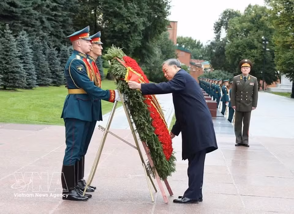 Генеральный секретарь ЦК КПВ, Президент Вьетнама То Лам возлагает венок к Могиле Неизвестного Солдата в Москве. (Фото: Тхонг Нят/ВИА)