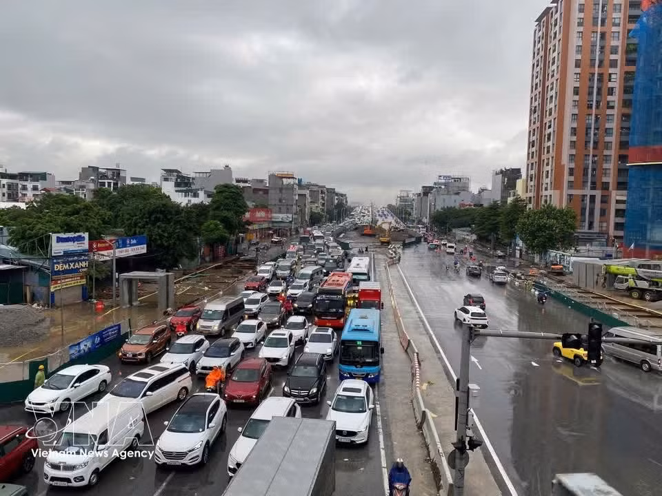 Продолжительный затор на мосту Виньтуй. (Фото: Нят Ань/ВИА)