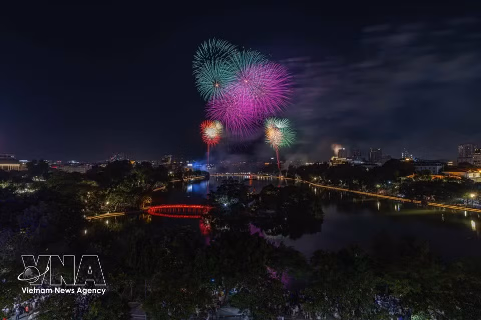 Красочный фейерверк озаряет небо над озером Хоанкием. (Фото: ВИА)