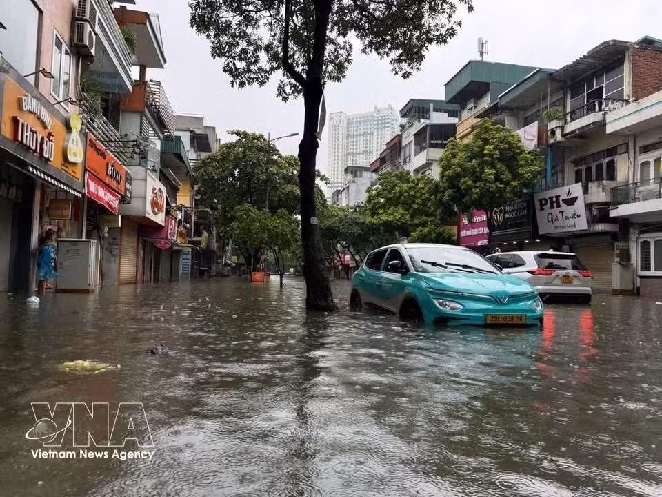 Сильное подтопление в переулке № 154 на улице Нгоклам, квартал Боде.(Фото: ВИА)