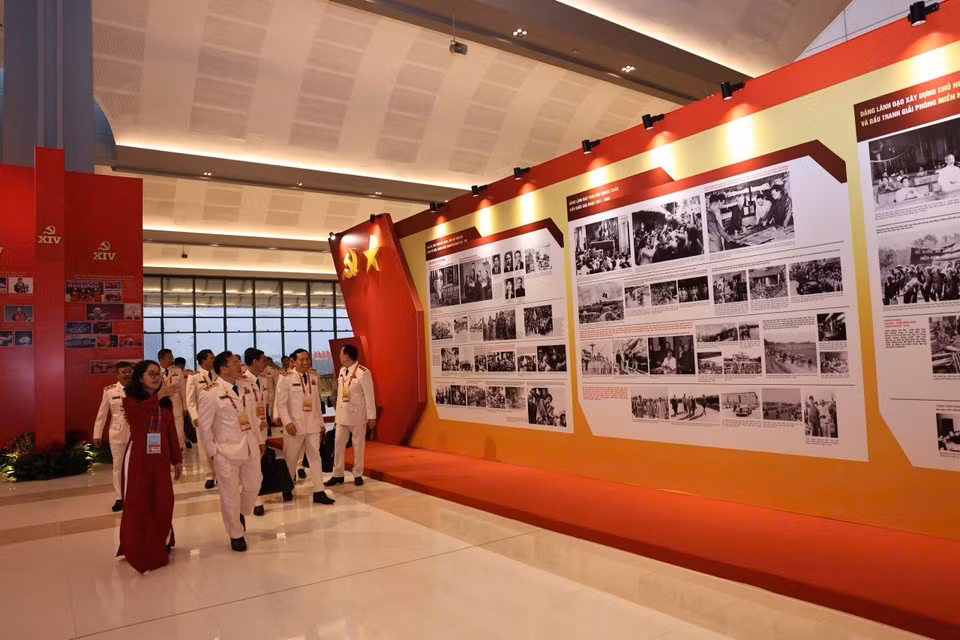 Фотовыставка ВИА освещает новую эпоху страны под руководством Партии | Vietnam+ (VietnamPlus)